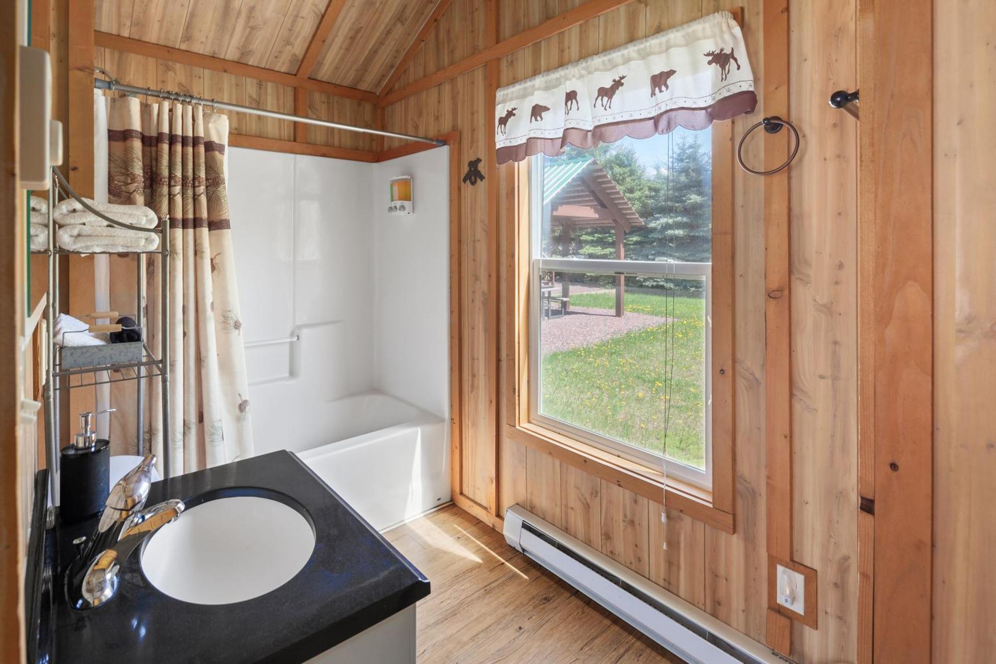 Sky Eco - Glacier General Store And Cabins Coram Ngoại thất bức ảnh