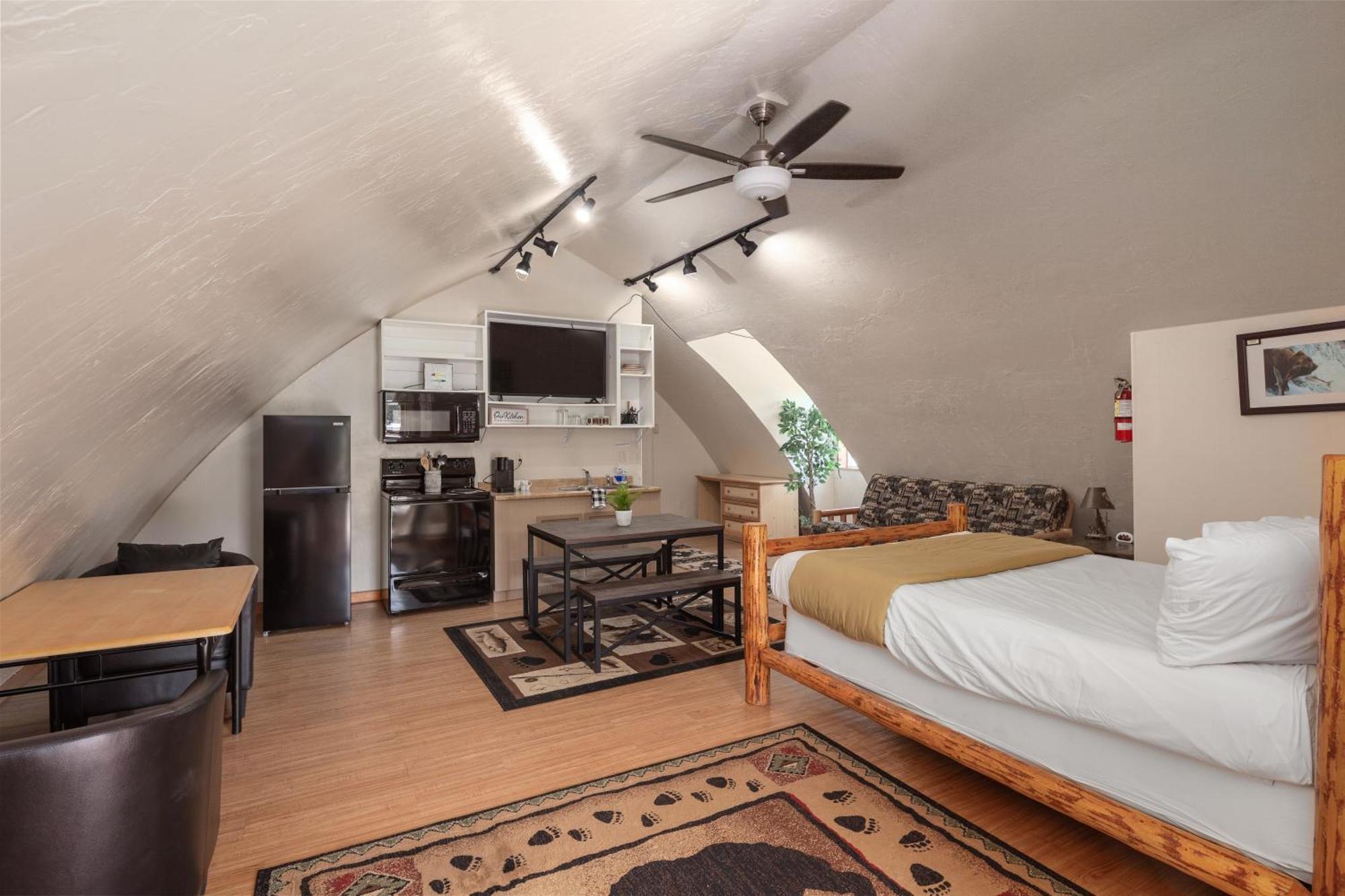 Sky Eco - Glacier General Store And Cabins Coram Ngoại thất bức ảnh