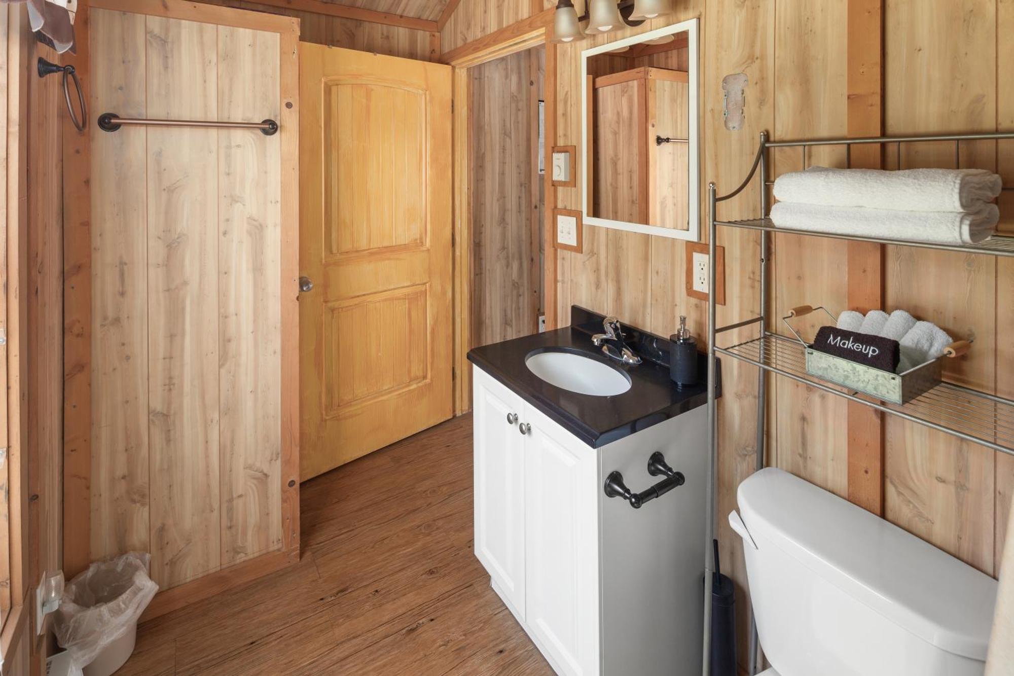 Sky Eco - Glacier General Store And Cabins Coram Ngoại thất bức ảnh