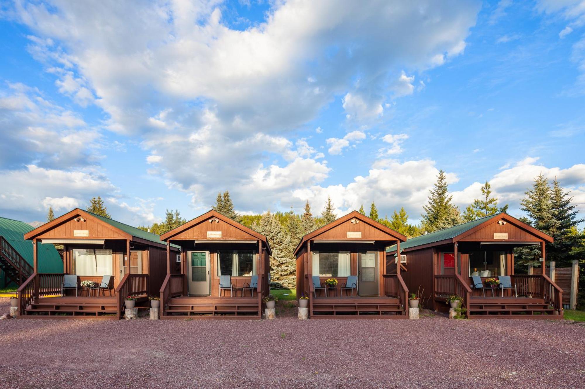 Sky Eco - Glacier General Store And Cabins Coram Ngoại thất bức ảnh