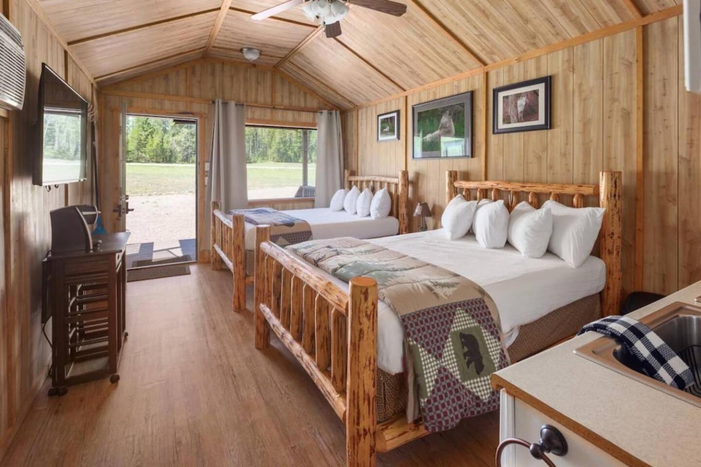 Sky Eco - Glacier General Store And Cabins Coram Ngoại thất bức ảnh